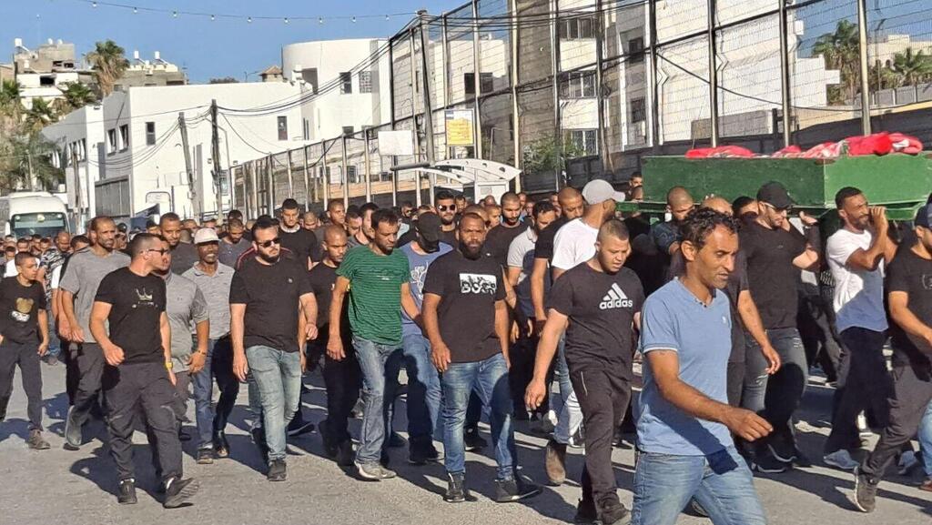 "האלימות משתוללת למרות תחנת המשטרה". הלווייתו של מוחמד עמאש הלוויתו של מוחמד עמאש