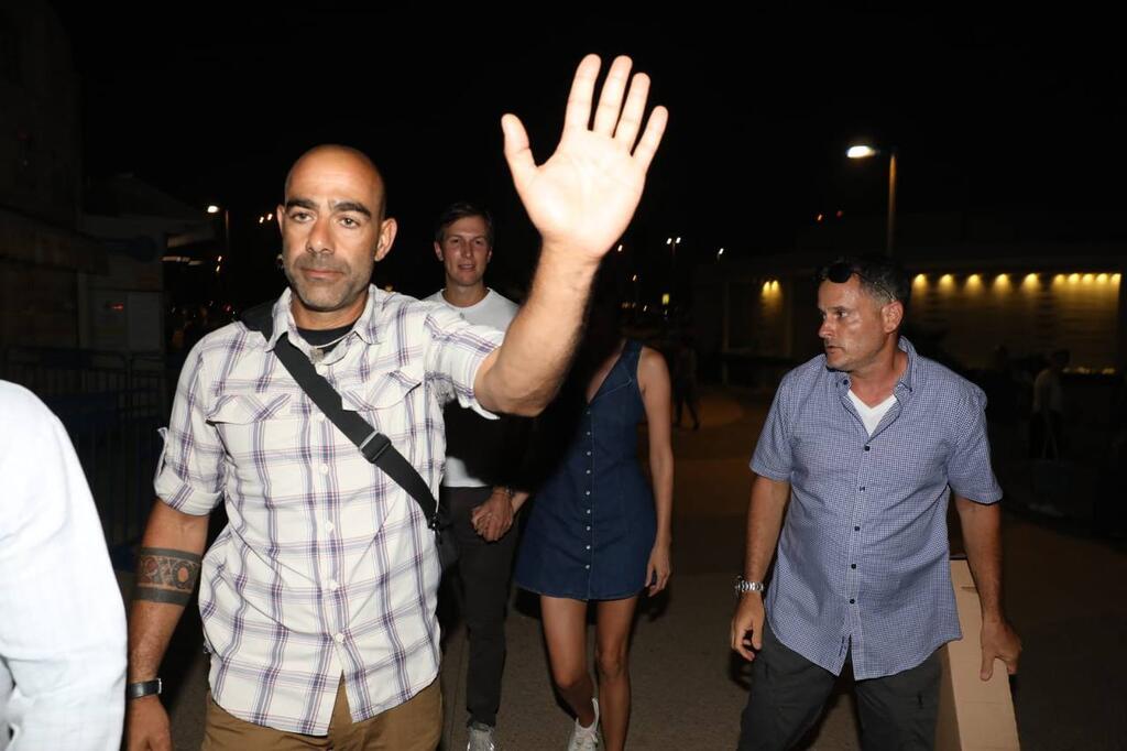 The couple's security guards held up pieces of cardboard to obstruct our cameraman's work (Photo: Shaul Golan) פפראצי איוונקה טראמפ ג׳רד קושנר