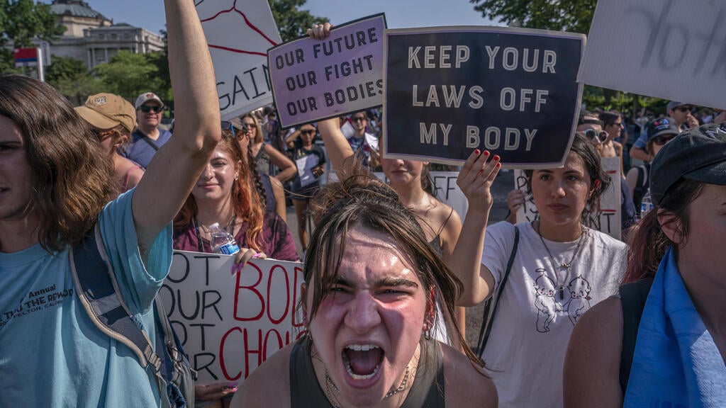 A protest in the U.S. against overturning of Roe v. Wade ruling (Photo: Getty Images) הפגנה מפגינים נגד ביטול פסק הדין שהתיר לבצע הפלה הפלות ברחבי ארה"ב ב וושינגטון 26 ביוני