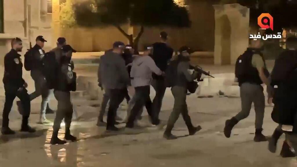 Police troops detain Palestinian suspected of attempted stabbing in Jerusalem last week תיעוד מהתקשורת הערבית לאחר ירי בהר הבית - שוטרים עם אקדחים שלופים
