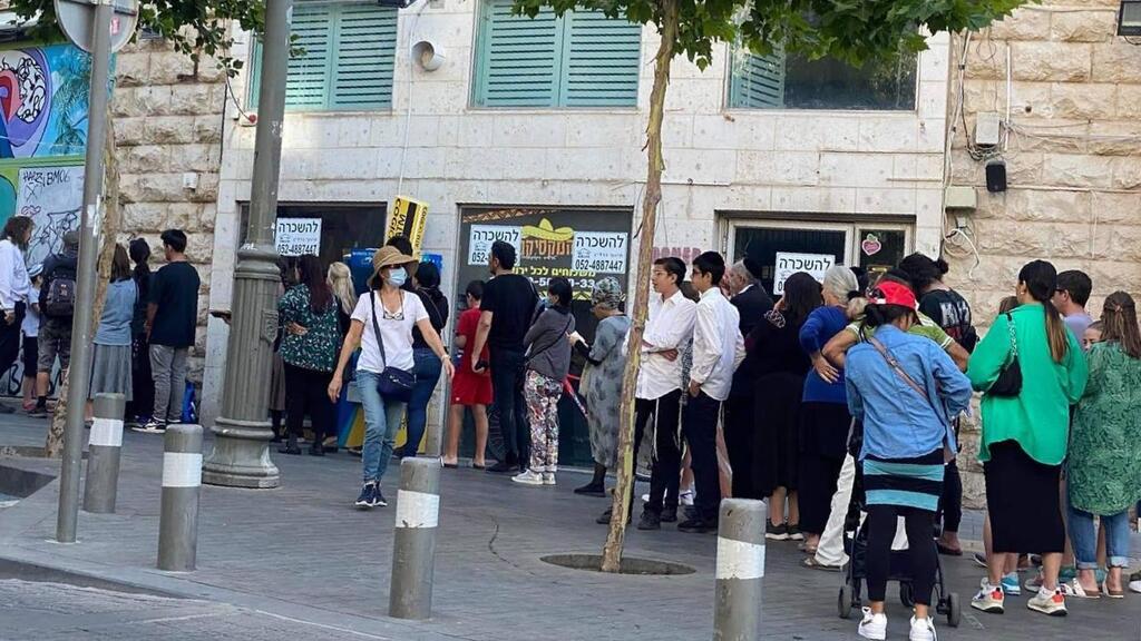 תור ללשכת האוכלוסין בירושלים (צילום: רוני בר מרקו) תור למשרד הפנים בירושלים