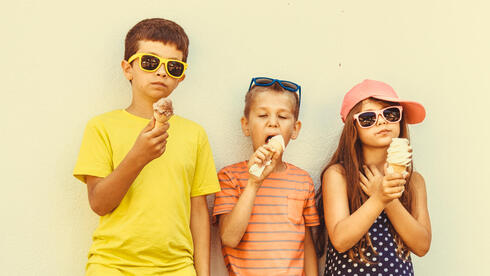 ילדים אוכלים גלידה
