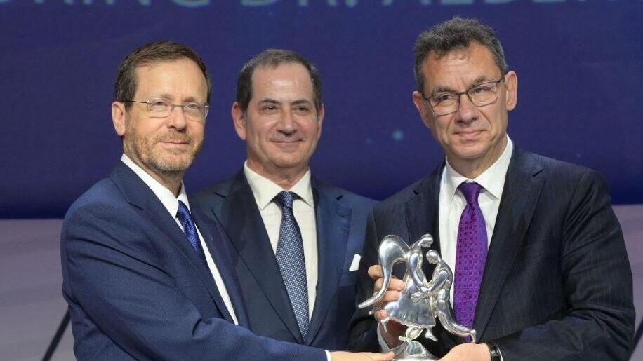 Stan Polovets, center, pictured with Israel's President Isaac HErzog and 2022 Genesis Prize laureate Dr. Albert Bourla (Photo: Amos Ben Gershon, GPO) מימין לשמאל: חתן פרס בראשית לשנת 2022 ד"ר אלברט בורלא, מייסד ויו"ר קרן פרס בראשית, סטן פולובץ, ונשיא המדינה, יצחק הרצוג.