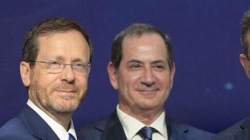 פולובץ ונשיא הרצוג בהענקת הפרס לשנת 2022 (צילום: עמוס בן גרשום, לע"מ) מימין לשמאל: חתן פרס בראשית לשנת 2022 ד"ר אלברט בורלא, מייסד ויו"ר קרן פרס בראשית, סטן פולובץ, ונשיא המדינה, יצחק הרצוג.