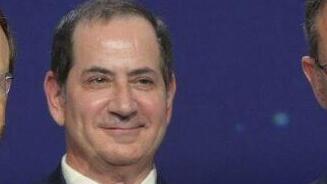 מייסד קרן בראשית סטן פולובץ. "המתנדבים בארגונים הם דוגמה מעוררת השראה לכוח ואחדות יהודיים" (צילום: עמוס בן גרשום, לע"מ) מימין לשמאל: חתן פרס בראשית לשנת 2022 ד"ר אלברט בורלא, מייסד ויו"ר קרן פרס בראשית, סטן פולובץ, ונשיא המדינה, יצחק הרצוג.