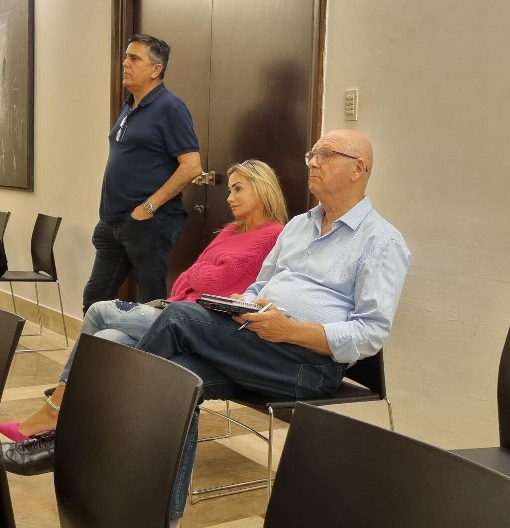 החוקר רו"ח יהודה בר לב, ולידו חברת מועצת העיר חיפה סופי נקש ( צילום: ליאור אל-חי) החוקר רו"ח יהודה בר לב, ולידו חברת מועצת העיר חיפה סופי נקש