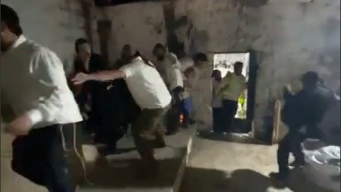 Jewish worshipers come under fire from Palestinian gunmen near Joseph's Tomb in Nablus early Thursday (צילום: ציון משה ביטון) מתפללים לאחר הפיגוע בקבר יוסף