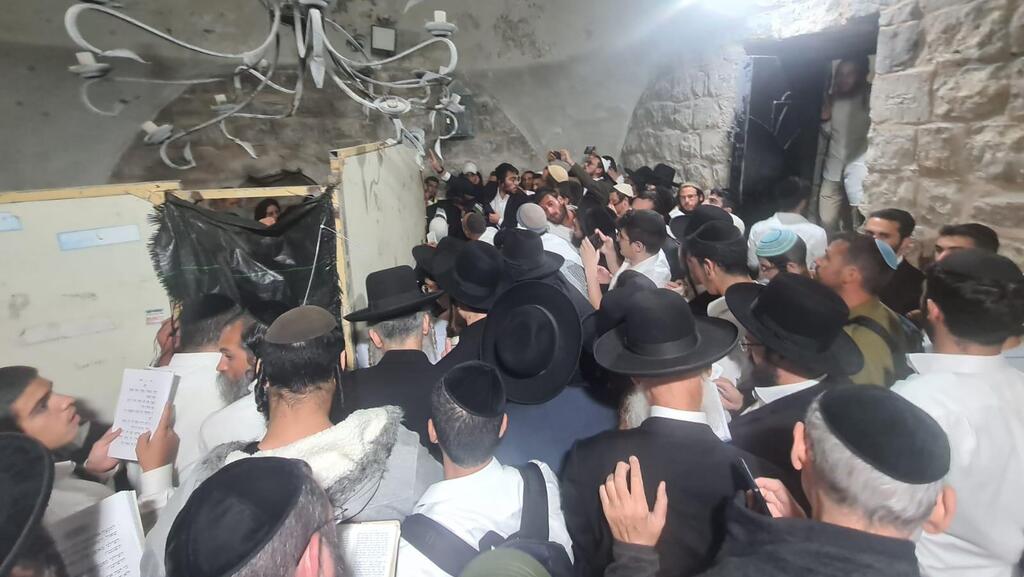 Worshipers pray at Joseph's Tomb during religious festival early Thursday (Photo: TPS) מתפללים לאחר הפיגוע בקבר יוסף
