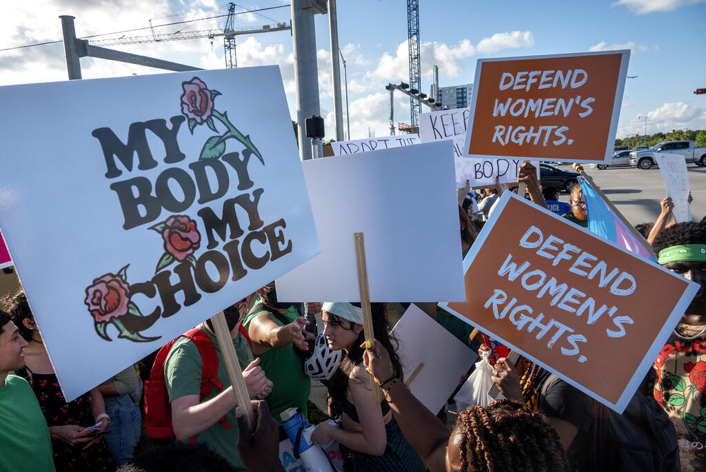 Pro-choice rally in Florida, U.S. (Photo: EPA) הפגמת תמיכה בהפלות בפלורידה