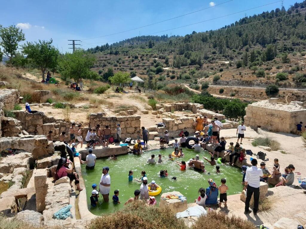 מטיילים בגן לאומי עין חניה