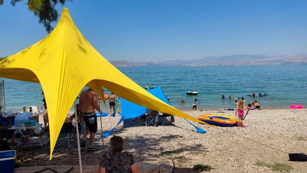 מטיילים בחוף סוסיתא, הכנרת