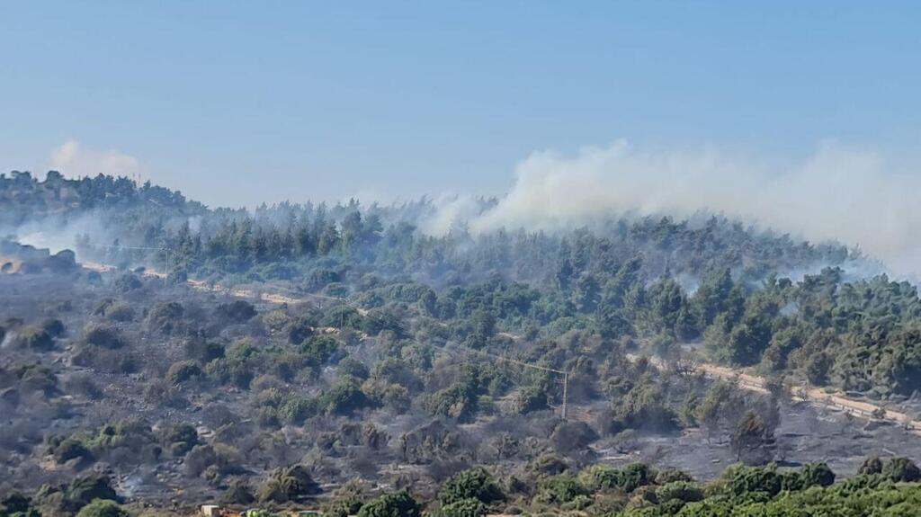 "שטח כפרי המשופע בשטחים פתוחים, יערות ושטחים הררים", השריפה באצבע הגליל (צילום: כבאות והצלה מחוז צפון) השריפה בין מנרה ליפתח