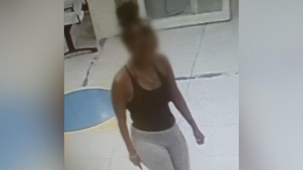 הנאשמת עם הסכין בידה (צילום: דוברות המשטרה) תיעוד החשודה באיומים על רופאה בבית החולים קפלן