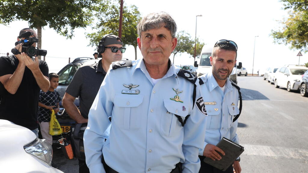 מקורביו פנו לנתניהו בעניינו. מפקד מחוז ש"י, ניצב עוזי לוי (צילום: שאול גולן) עוזי לוי מבקר בבית משפחת קליינרמן