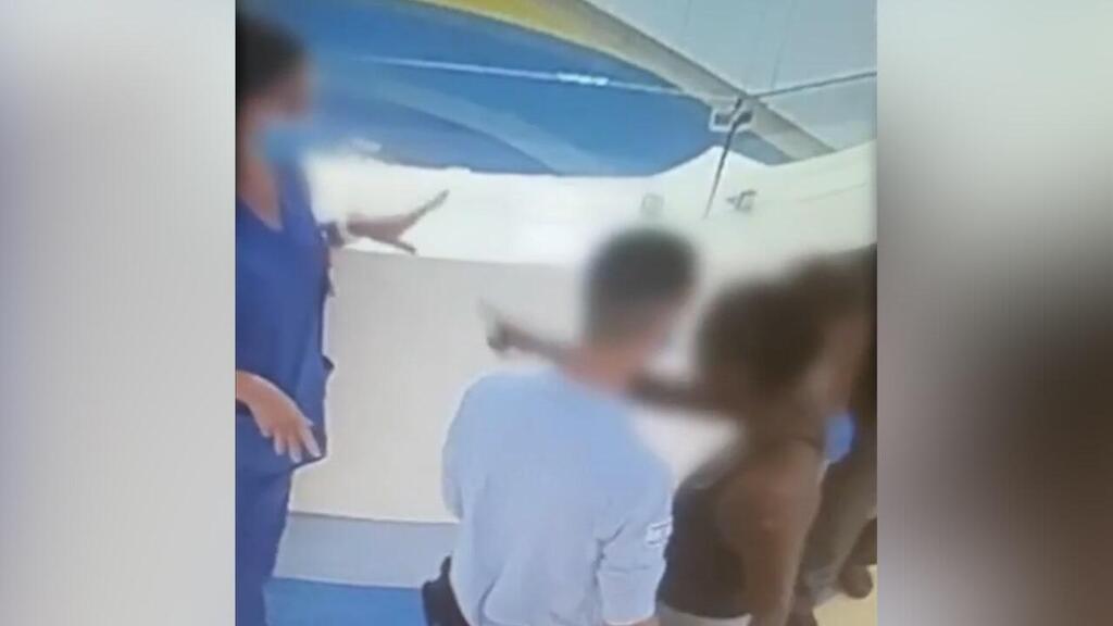 צפצפה על צו ההרחקה ועל מעצר הבית. תיעוד האיומים על הרופאה (צילום: דוברות המשטרה) תיעוד החשודה באיומים על רופאה בבית החולים קפלן
