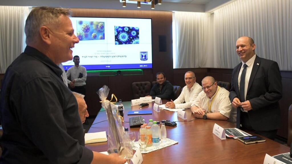 החיוכים התחלפו בביקורת קשה. בנט והורוביץ, השבוע (צילום: חיים צח, לע"מ) מגן מערכת הבריאות הוענק לראש הממשלה ה-13 נפתלי בנט
