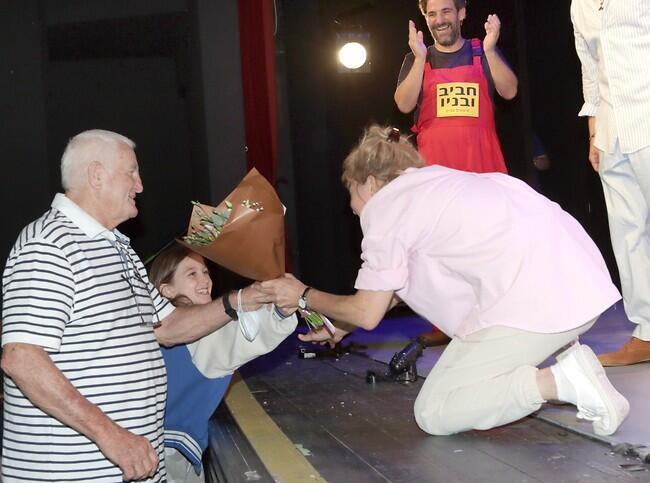 פייר, מרגש. מיה דגן מקבלת פרחים מהבת אמליה בסיום ההצגה "שיפוצים" (צילום: ענת מוסברג) פייר, מרגש. מיה דגן מקבלת פרחים מהבת אמליה בסיום ההצגה "שיפוצים"