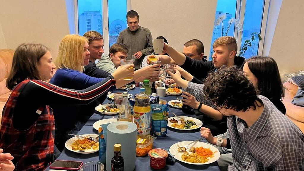 Shabbat dinner at Moishe House Kyiv (Photo: Moishe House Kyiv) Moishe House