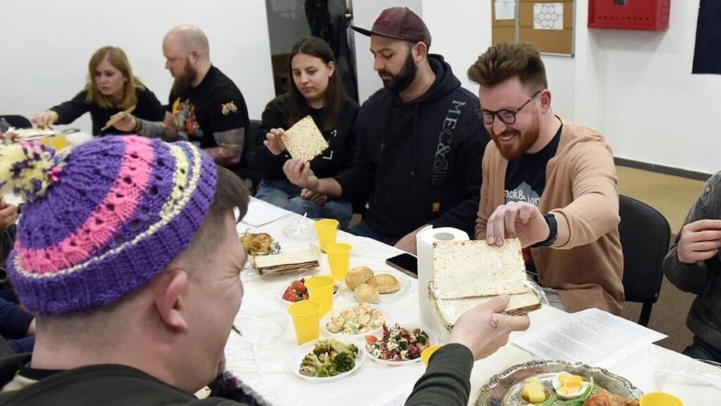 A Passover seder at Moishe House Kyiv (Photo: Moishe House Kyiv) Moishe House