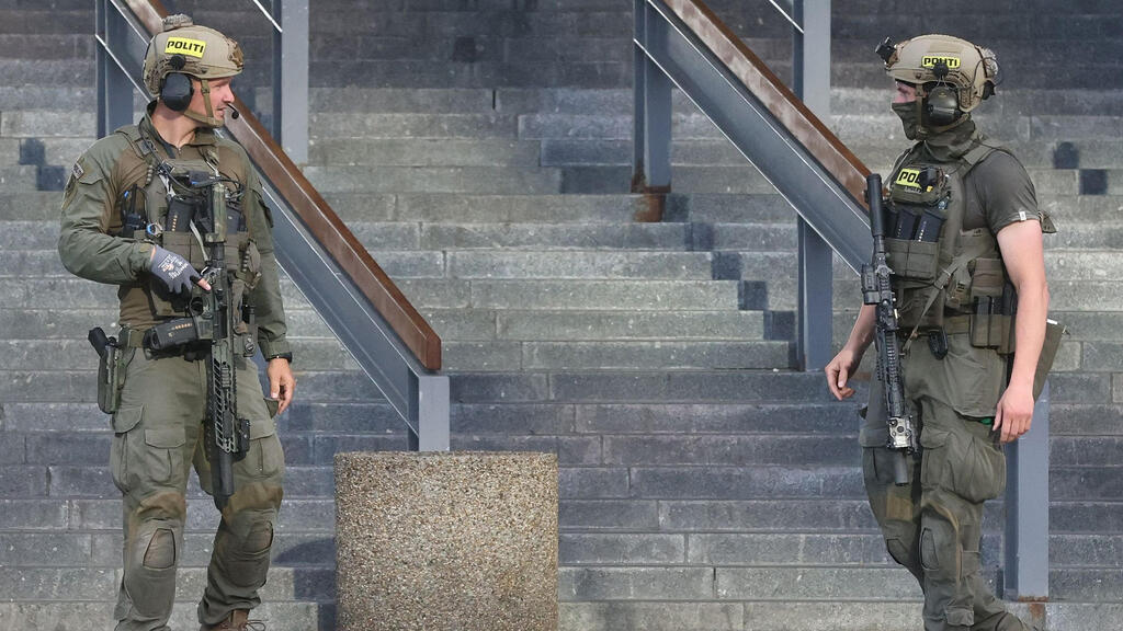 צילום: AFP כוחות הביטחון של דנמרק מחוץ לקניון