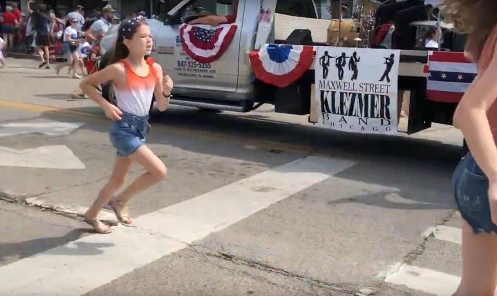 צילום: מהרשתות החברתיות בהלה במהלך ירי מצעד לרגל חגיגות 4 ביולי ב ארה"ב ב עיירה היילנד פארק ליד שיקגו אילינוי