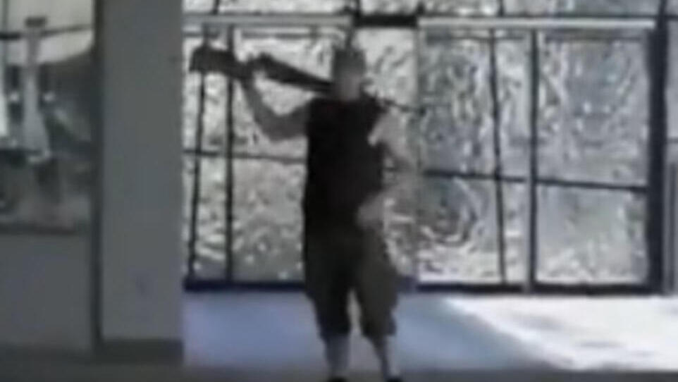 עם הירי, בקניון עם הירי, בקניון