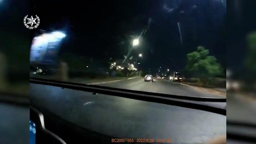 תושב מראר בן 23 נמלט בדיקה משטרתית משטרה שוטרים נסע נאשם ב פראות כבישים טבריה ניידות דולקות מרדף ללא רישיון נהיגה 