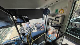 צילום מתוך קו 969 כשהנוסעת ורוכבי האופנועים חוסמים את דרכו