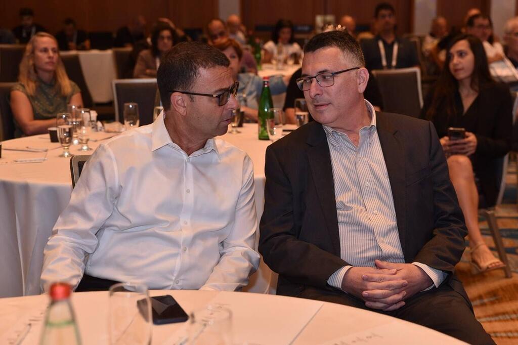 גדעון סער ונשיא לשכת רואי החשבון, חן שרייבר (צילום: פוטו מרסלו אילת) גדעון סער ונשיא לשכת רואי חשבון חן שרייבר