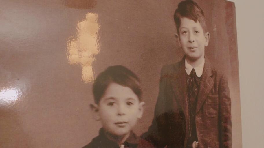 משמאל: דייוויד זאז'ק, כשהיה בן 4, לצד אחיו סימון בפריז