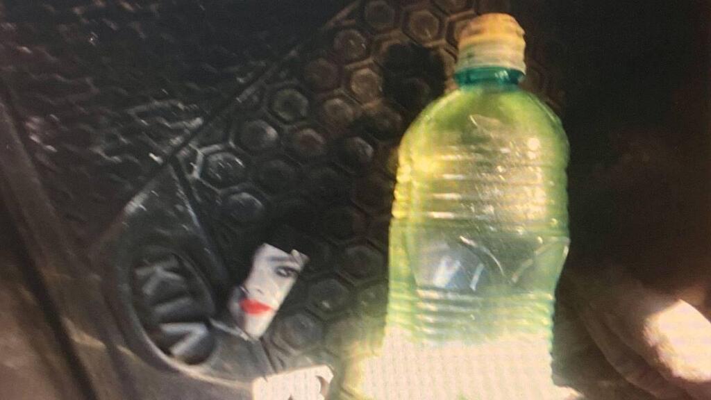 אדם נכנס ל משרד עם בקבוק חומר דליק ירושלים