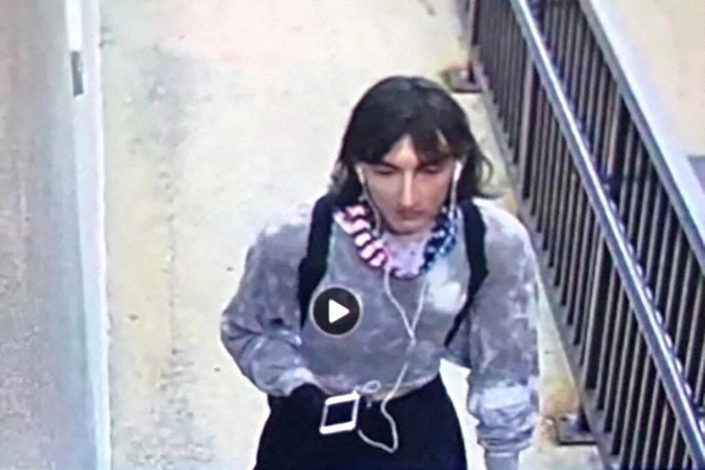 תיעוד מצלמות אבטחה: הרוצח התחפש לאישה כדי לא להיתפס (צילום: רויטרס ) תיעוד מצלמות אבטחה רוברט קרימו ה רוצח מ אילינוי מחופש לאישה ארה"ב