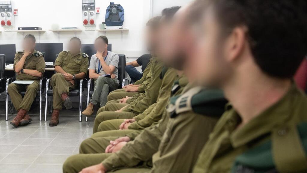 ''שיטה הזו של ‘חבר מביא חבר’ עדיין קיימת, והיא גם ממוסדת ומאורגנת''. חיילי אגף המודיעין (צילום: דובר צה"ל) הרמטכ"ל כוכבי בפגישה עם לוחמים שעושים הסבה ליחידת 8200