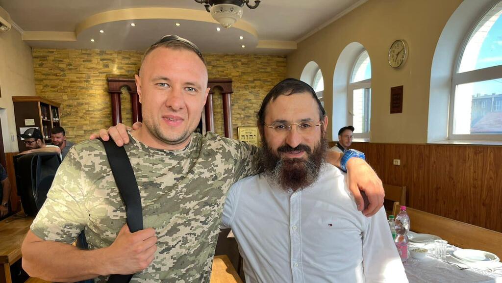 Ukrainian soldier Andrey Sukoltsky and Rabbi Hillel Cohen (Photo: Courtesy of Besht Kinder) הרב הלל כהן עם החייל אנדריי סוקולצקי