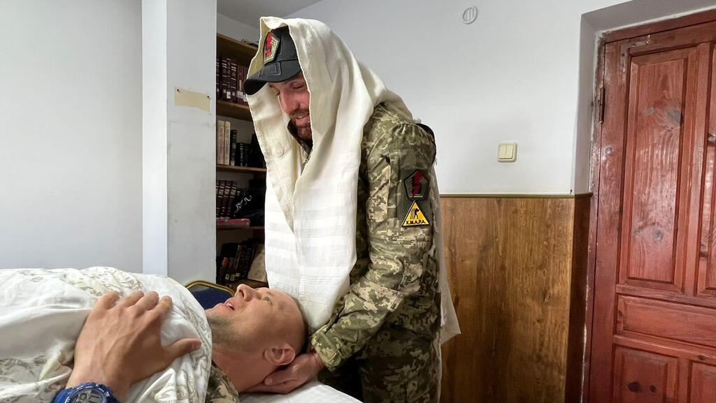 Sukoltsky (lying down) and his commander Binyamin Hamra (Photo: Courtesy of Besht Kinder) המפקד היהודי בנימין חמרה לצד אנדריי