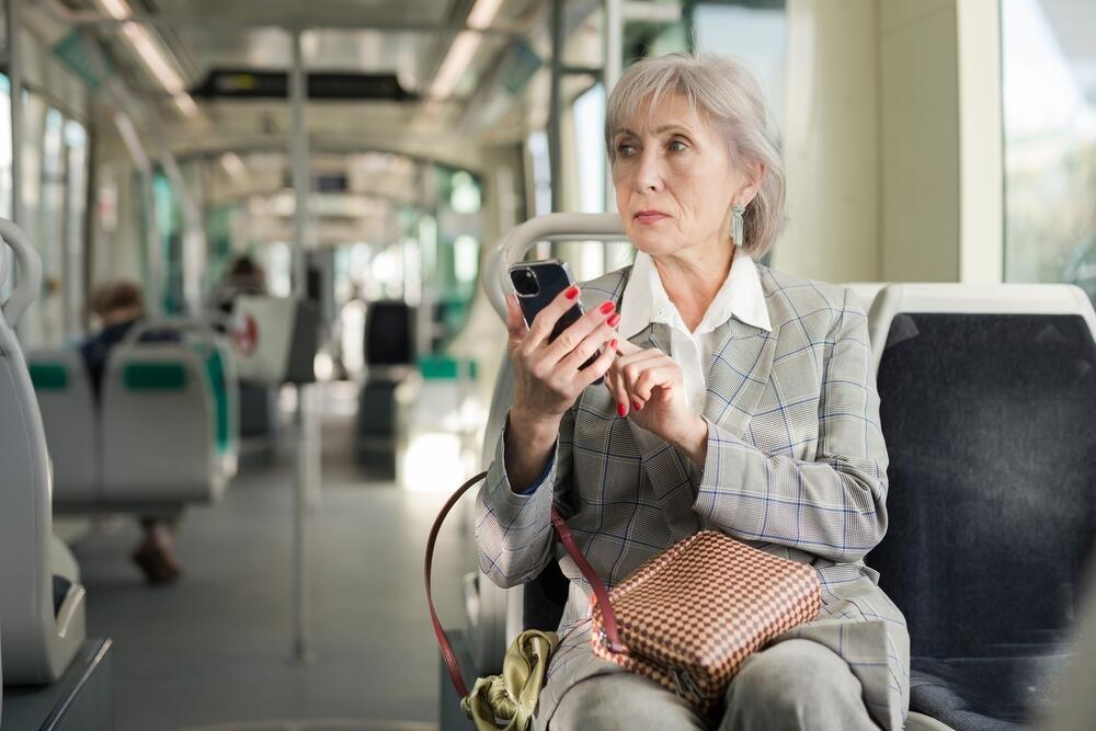 אוטובוס  אישה מבוגרת  תחבורה ציבורית