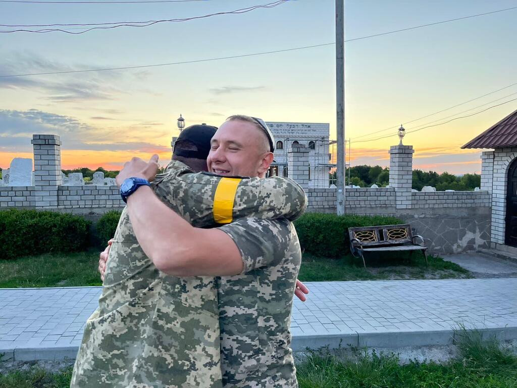 Sukoltsky and Hamra embrace after the former's brit milah (Photo: Courtesy of Besht Kinder) אנדריי סוקולצקי מתחבק עם מפקדו היהודי