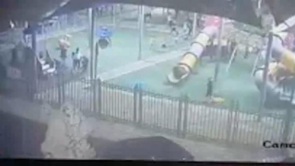התיעוד מגן השעשועים בעת השלכת הזיקוק תיעוד זריקת הזיקוקים מהרכב לכיוון גן השעשועים