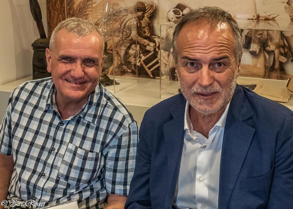 מנכ"ל מוזיאוני חיפה, יותם יקיר, עם "אנטוניו היפה" (צילום: צביקה רוגר) מנכ"ל מוזיאוני חיפה, יותם יקיר, עם "אנטוניו היפה"