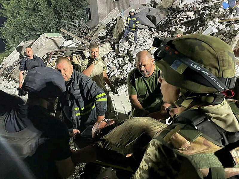 צילום: רויטרס אוקראינה הפצצה רוסית ב צ'אסיב יאר בניין בן חמש קומות לפחות 6 הרוגים עשרות לכודים