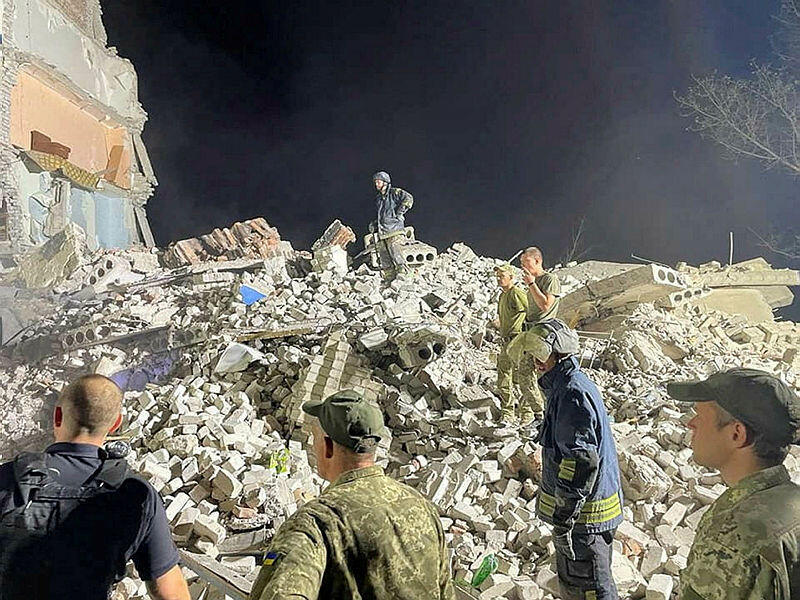 צילום: רויטרס אוקראינה הפצצה רוסית ב צ'אסיב יאר בניין בן חמש קומות לפחות 6 הרוגים עשרות לכודים