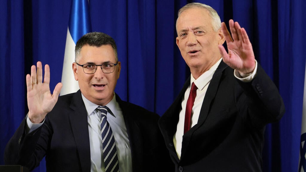 "באים להציג אלטרנטיבה, לא רוצים לשבת תחת נתניהו" (צילום: AFP) בני גנץ וגדעון סער במסיבת עיתונאים