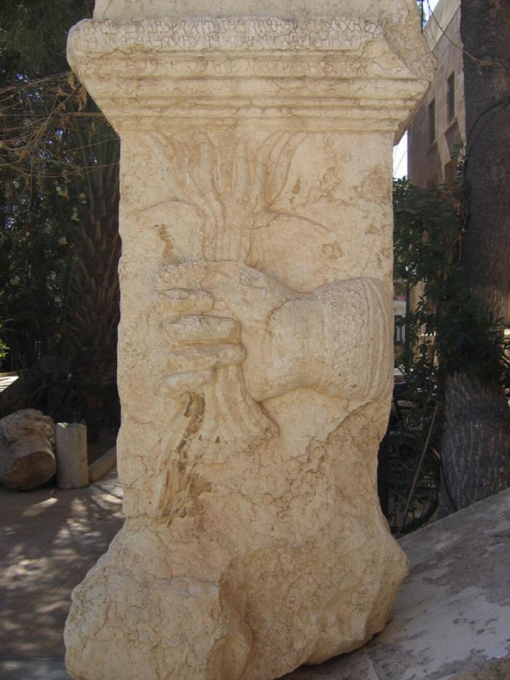מזבח עם הכתובת 'שמו יתברך לעד' בתדמור שבסוריה (צילום: Aleksandra Kubiak-Schneider) מזבח עם הכתובת 'שמו יתברך לעד' בתדמור שבסוריה
