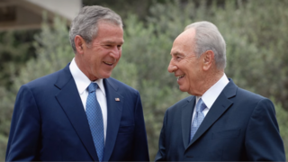 שמעון פרס וג'ורג' בוש מתוך "לעולם אל תפסיק לחלום: חייו ומורשתו של שמעון פרס"
