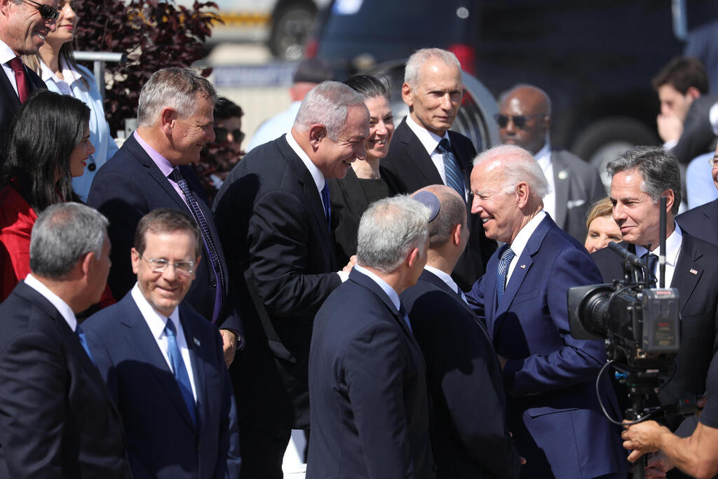 Former prime minister Benjamin Netanyahu shakes hands with Biden at Ben Gurion Airport (Photo: EPA) טקס קבלת פנים לנשיא ארה"ב בנתב"ג
