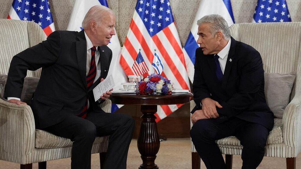 ביקש מישראל להימנע מהפתעות בגזרת איראן. ביידן ולפיד בפגישתם, היום ( צילום: רויטרס) יאיר לפיד וג'ו ביידן
