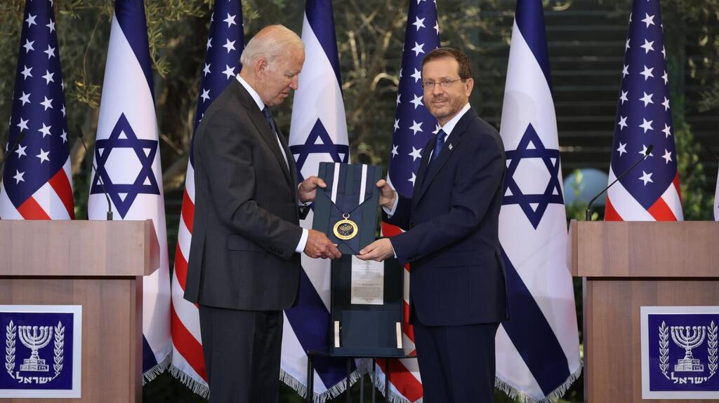 הרצוג מעניק לנשיא ביידן את עיטור הכבוד, היום (צילום: יונתן זינדל) נשיא המדינה יצחק הרצוג נפגש עם נשיא ארה"ב ג'ו ביידן בבית הנשיא ירושלים