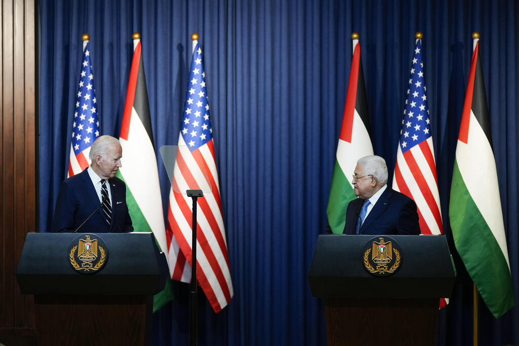 ביידן ואבו מאזן בבית לחם, היום (צילום: AP) נשיא ארה"ב ג'ו ביידן ואבו מאזן בקבלת הפנים לביידן בבית לחם
