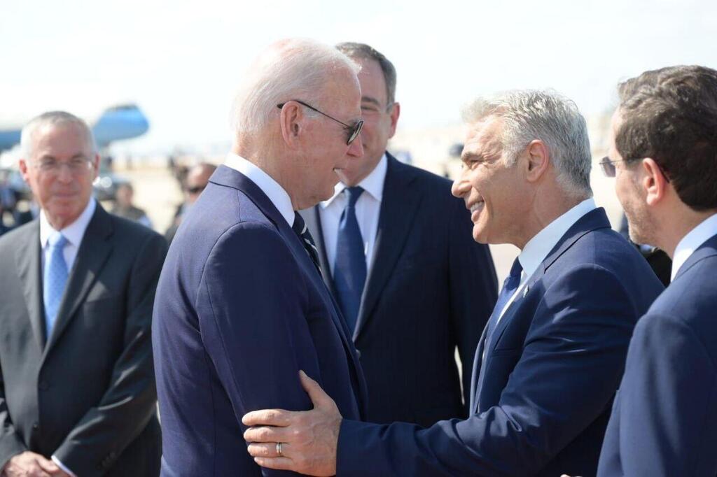 לפיד וביידן. רה"מ התייצב לצד הנשיא וגינה את הפלישה הרוסית לאוקראינה (צילום: עמוס בן גרשום/ לע"מ) ראש הממשלה יאיר לפיד ונשיא המדינה יצחק הרצוג נפרדים מנשיא ארה"ב שממריא מנתב"ג