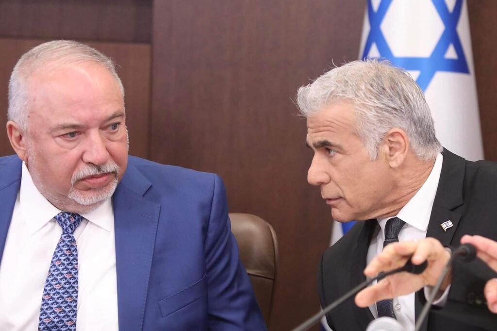 "ממתי הוא יודע מה קורה בליכוד?". ליברמן עם לפיד (צילום: מארק ישראל סלם) ישיבת ממשלה